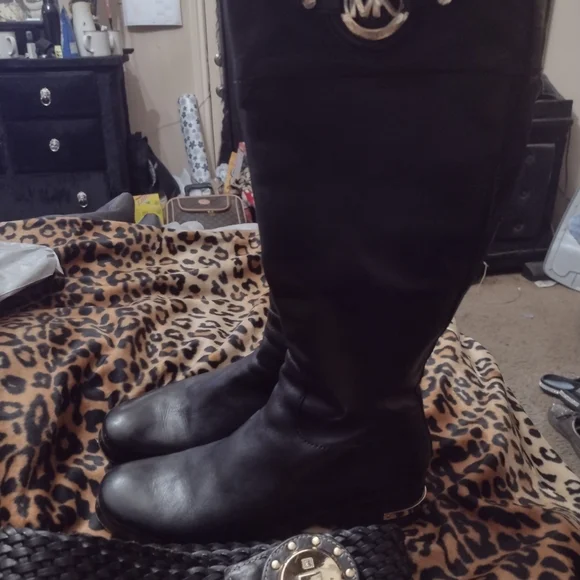 Black Leather Boots and Belt Set - Picture 11 of 12